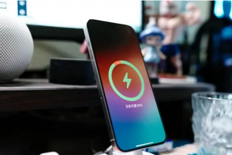 资中苹果15换屏服务分享用什么充电器给iPhone15充电更好 
